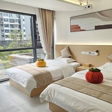 十三月民宿(张家界高铁西站店)