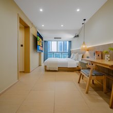 栖鸿雅宿酒店(重庆交通大学六公里轻轨站店)