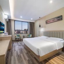 汉韵兰庭酒店(新郑升达经贸管理学院双湖大道地铁站店)