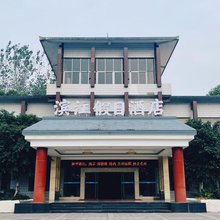 滨江假日酒店(珞璜站店)