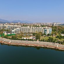 秀湖·观山度假酒店(峨眉山高铁站店)