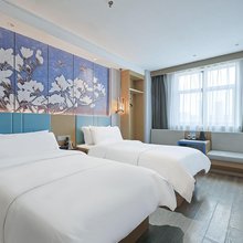 白玉兰酒店(连云港墟沟海滨公园栖霞路步行街店)
