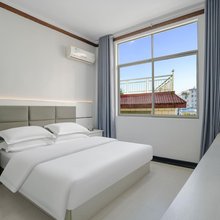 金盛商务酒店(蒙自新天地步行街南湖公园店)