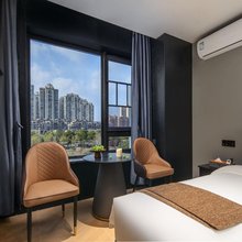 Y酒店(人民东路地铁站店)