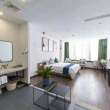 卓英未莱电竞酒店(宁波和丰创意广场店)
