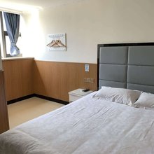 易居酒店(曹安轻纺市场定边路地铁站店)