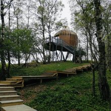 关山草原桦溪宿上树屋民宿
