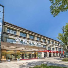 重庆德轩酒店(江北机场观月路轻轨站店)