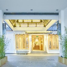 龚禧里·隐见酒店(昆明南屏步行街弥勒寺地铁站店)