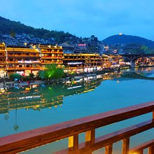 凤凰悠乐居｜沱江中心180°夜景江景民宿(凤凰古城景区店)