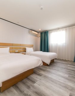 怡莱酒店(宁波北仑人才中心店)