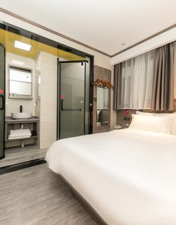 怡莱酒店(宁波北仑人才中心店)