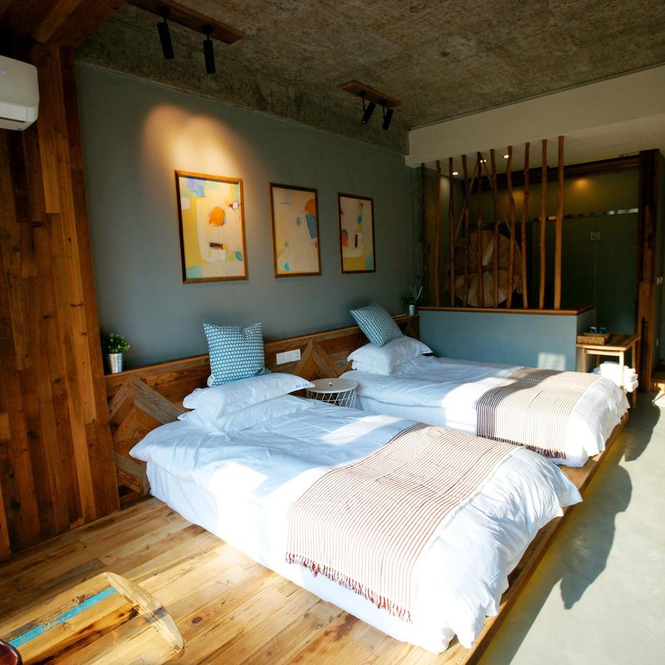 冯小刚情人节拍全家福！拉着20岁女儿的手满开云体育- 开云体育官方网站- 开云体育APP 最新2025脸不舍和徐帆感情好