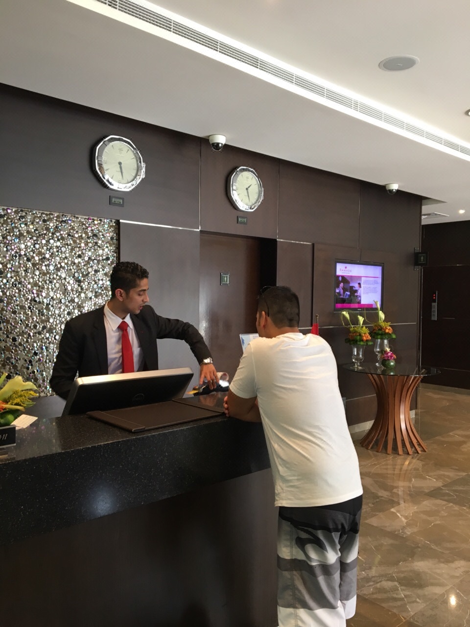 华美达市区酒店 (ramada downtown abu dhabi)  很好的酒店,前台的