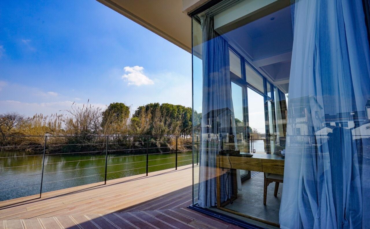 豪华水景大床房 有风度的选址,有温度的房间,有热度的接待,这是对溪地