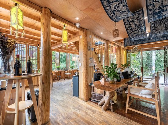 雷山西江流风苗族非遗文化主题酒店