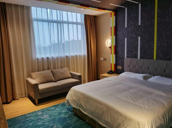 四会帝龙主题酒店