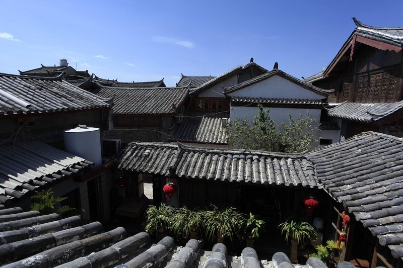 Lijiang Jiansu Inn over view