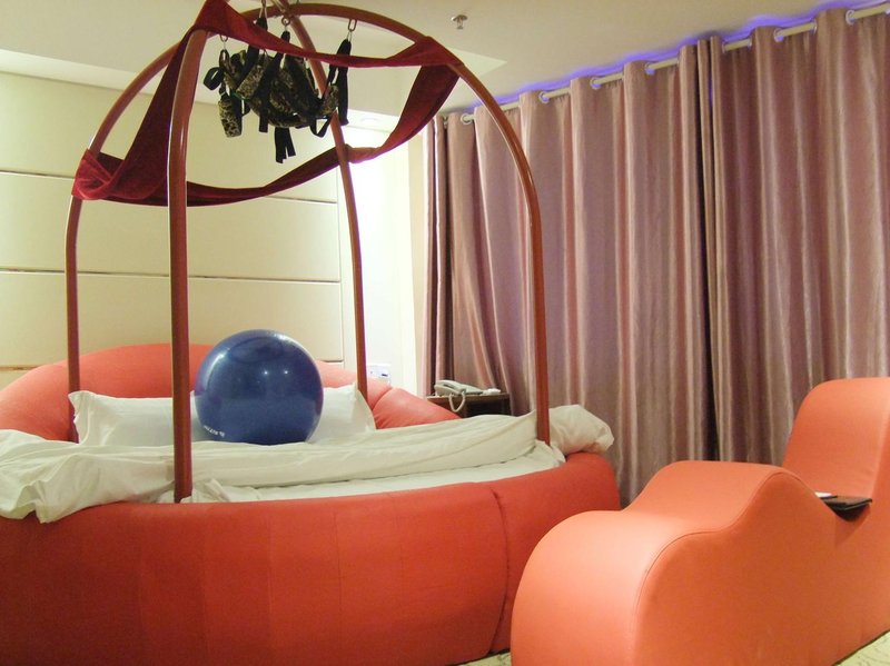 Linglong Hotel Guest Room