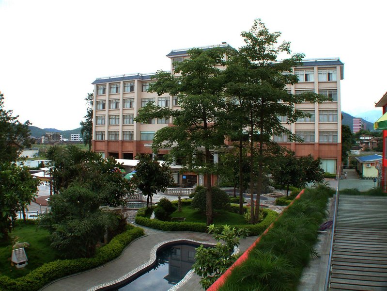 Surrounding Area Nationality Warm Mineral Spring Hotel 休闲