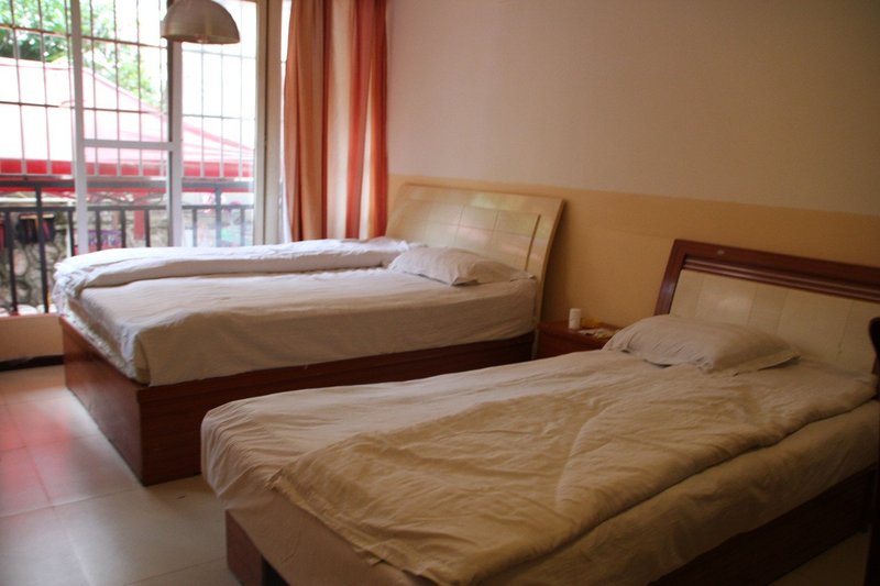 California 1 HotelGuest Room