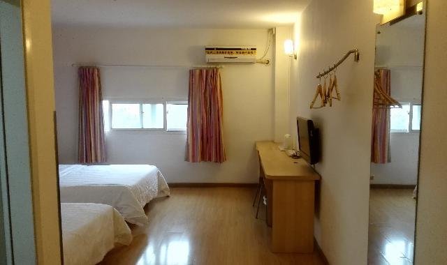 7 Days Inn Bus Terminal Guest Room