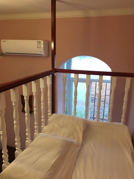 Left & Right Alley Coffee Hotel Guest Room