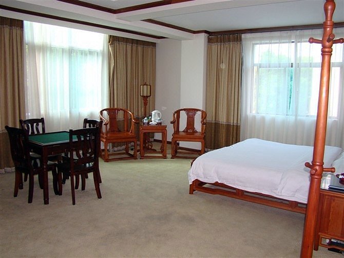 Yulong Hotel Guest Room