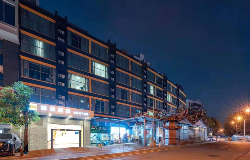 Ease Hotel (Jinghua Building, Xiamen Railway Station)Over view