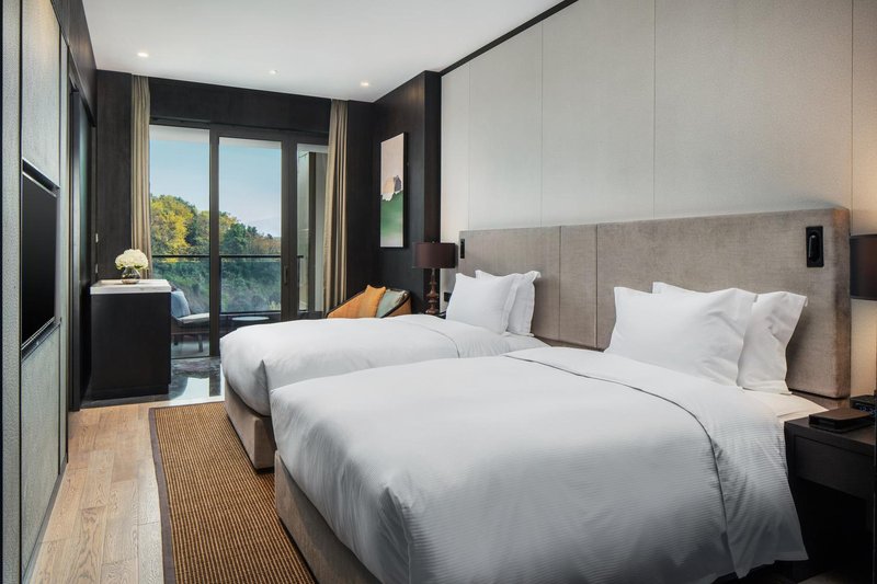 Hilton Ningbo Dongqian Lake Resort Guest Room