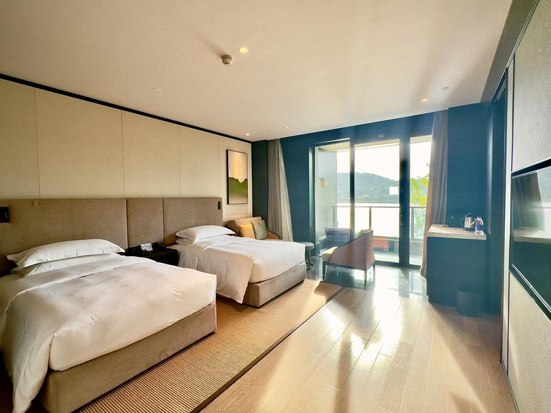 Hilton Ningbo Dongqian Lake Resort Guest Room