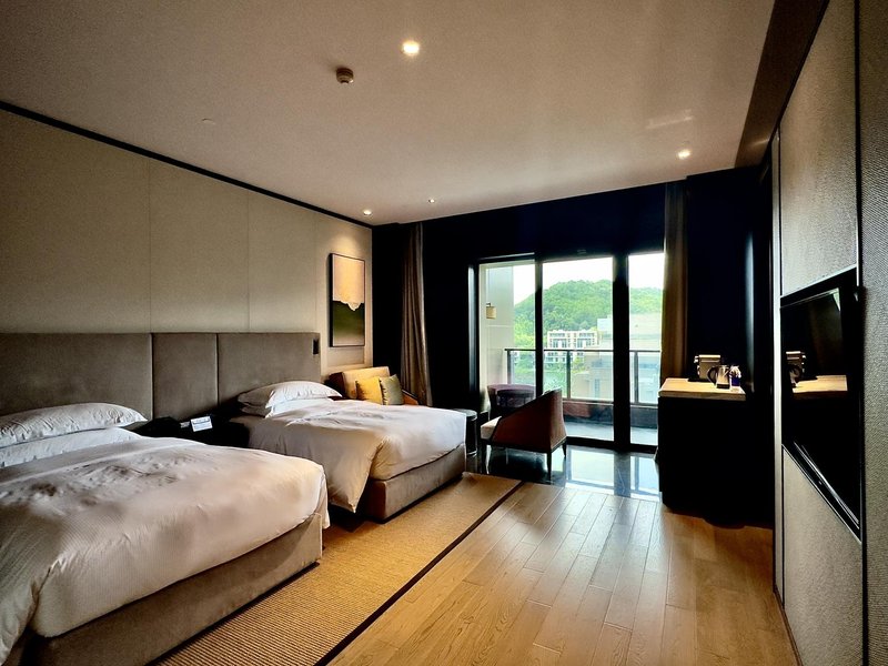 Hilton Ningbo Dongqian Lake Resort Guest Room