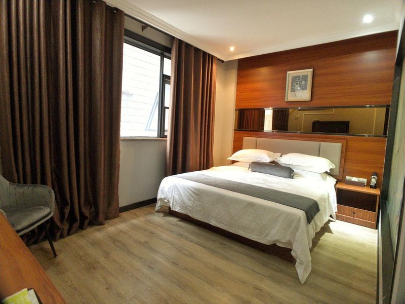 Holiday Inn Century Guest Room