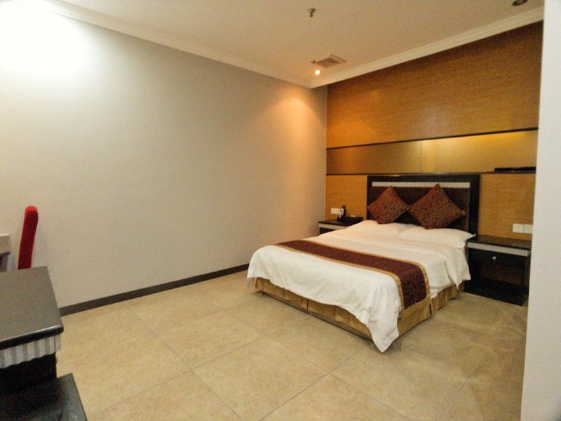 Holiday Inn Century Guest Room