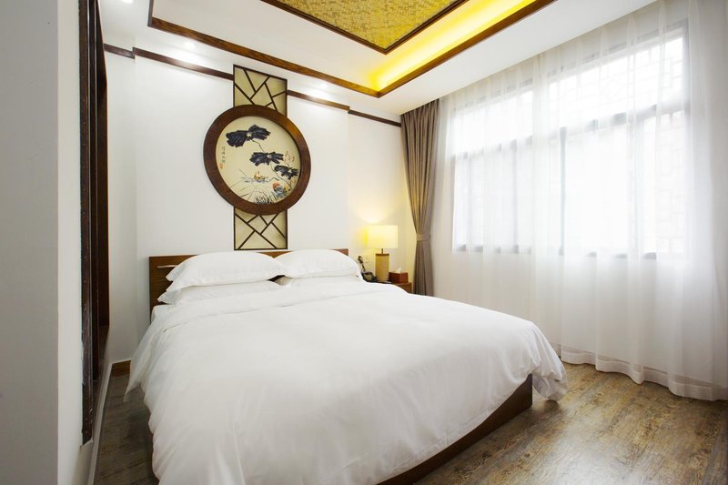 Beautiful Night in Huajianpo Mountain Garden of Fenghuang Valley Guest Room