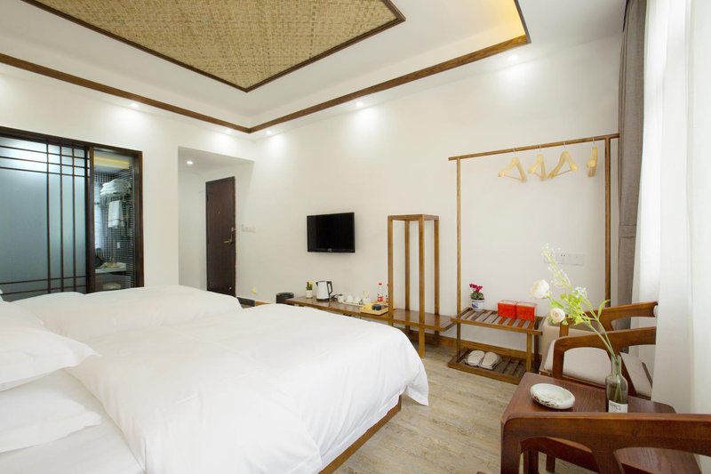 Beautiful Night in Huajianpo Mountain Garden of Fenghuang Valley Guest Room