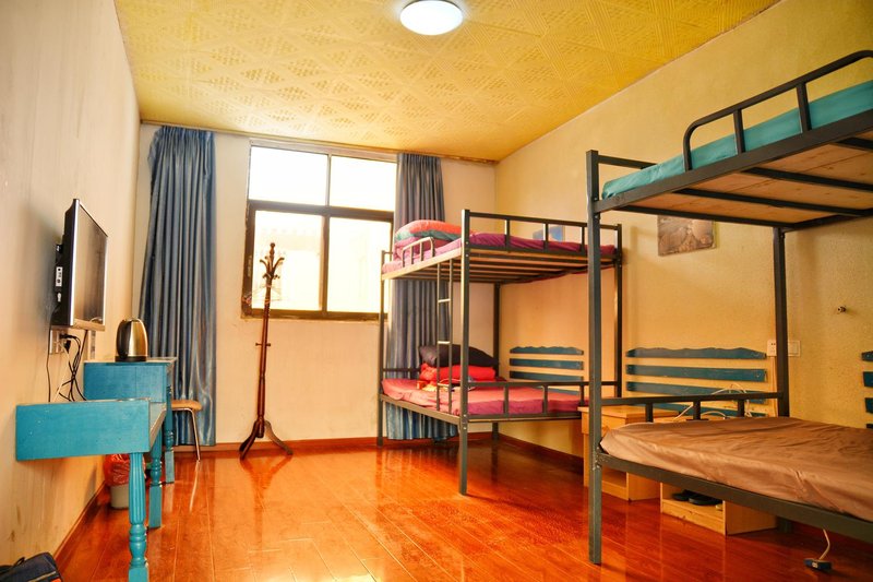 Due West Int'l Youth Hostel Guest Room