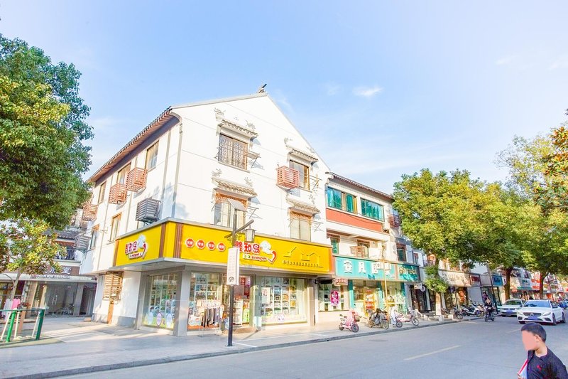 Xinlong Hotel TongliOver view