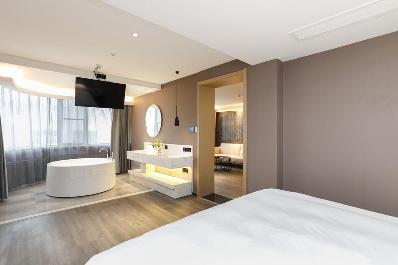 Ramada By Wyndham Yangzhou Slender West Lake Guest Room