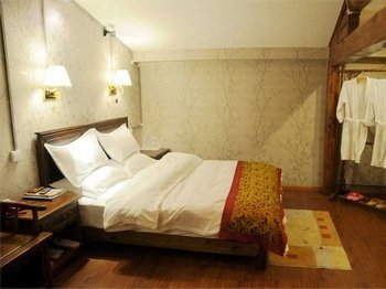 Lijiang New World Nanheyuan InnGuest Room