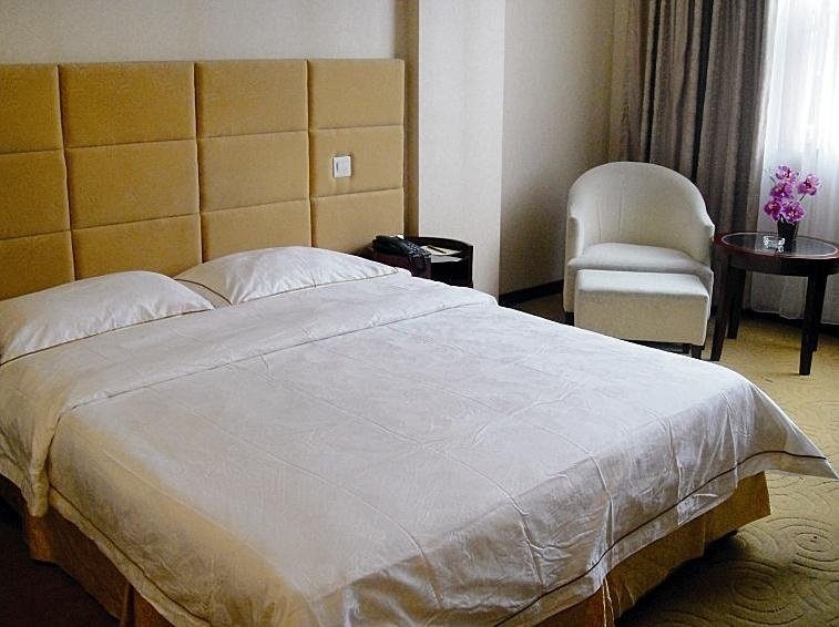 Zirong Business Hotel - ChengduGuest Room