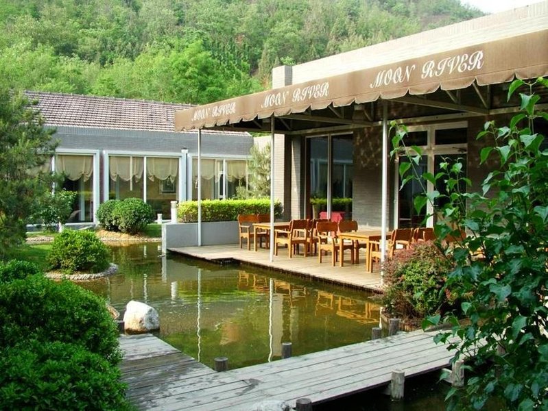 Moonriver Courtyard Hotel Miyun Reservoir Over view