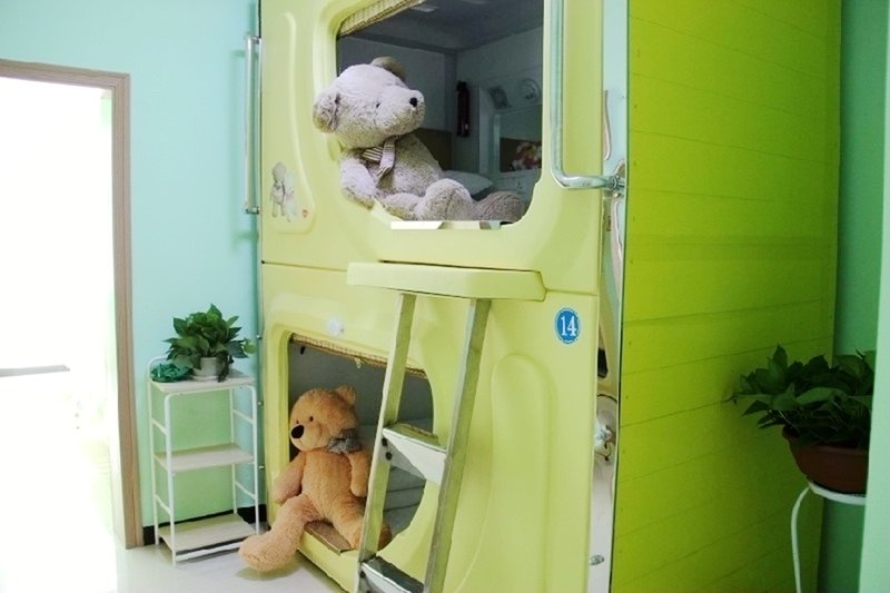 Simple Capsule Apartment Hotel Guest Room