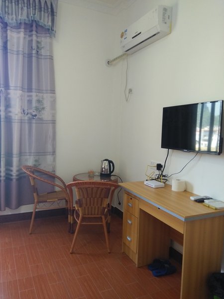 The hotel that occupy the home Guest Room