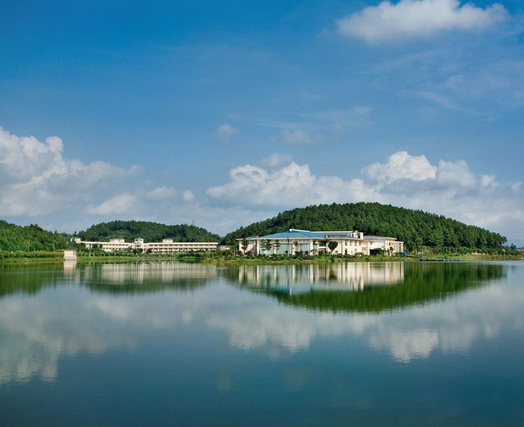 佛山高明富湾湖酒店外景图