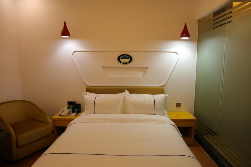 V 10 AUTOMOBILE CULTURAL THEME HOTEL Guest Room