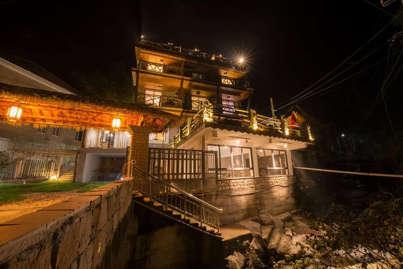 reading bamboo house Over view