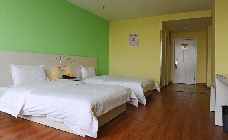 7 days inn  Guest Room