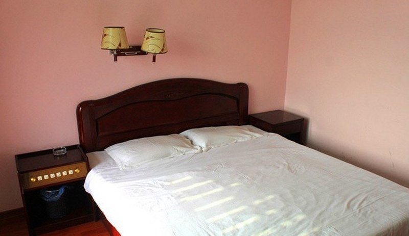 Yulong Inn Guest Room
