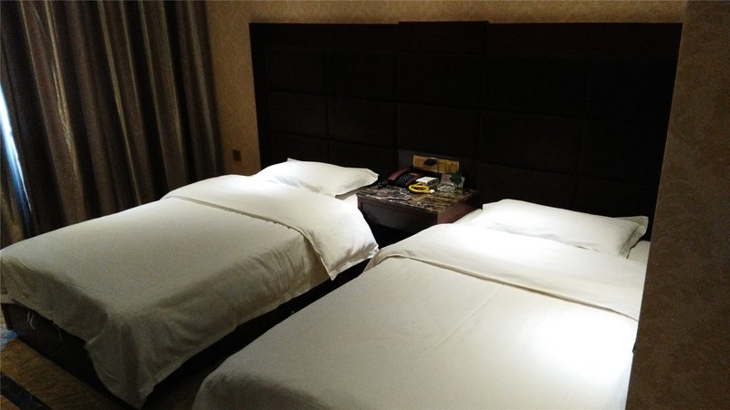 Green Tree Inn Fukang business HotelGuest Room